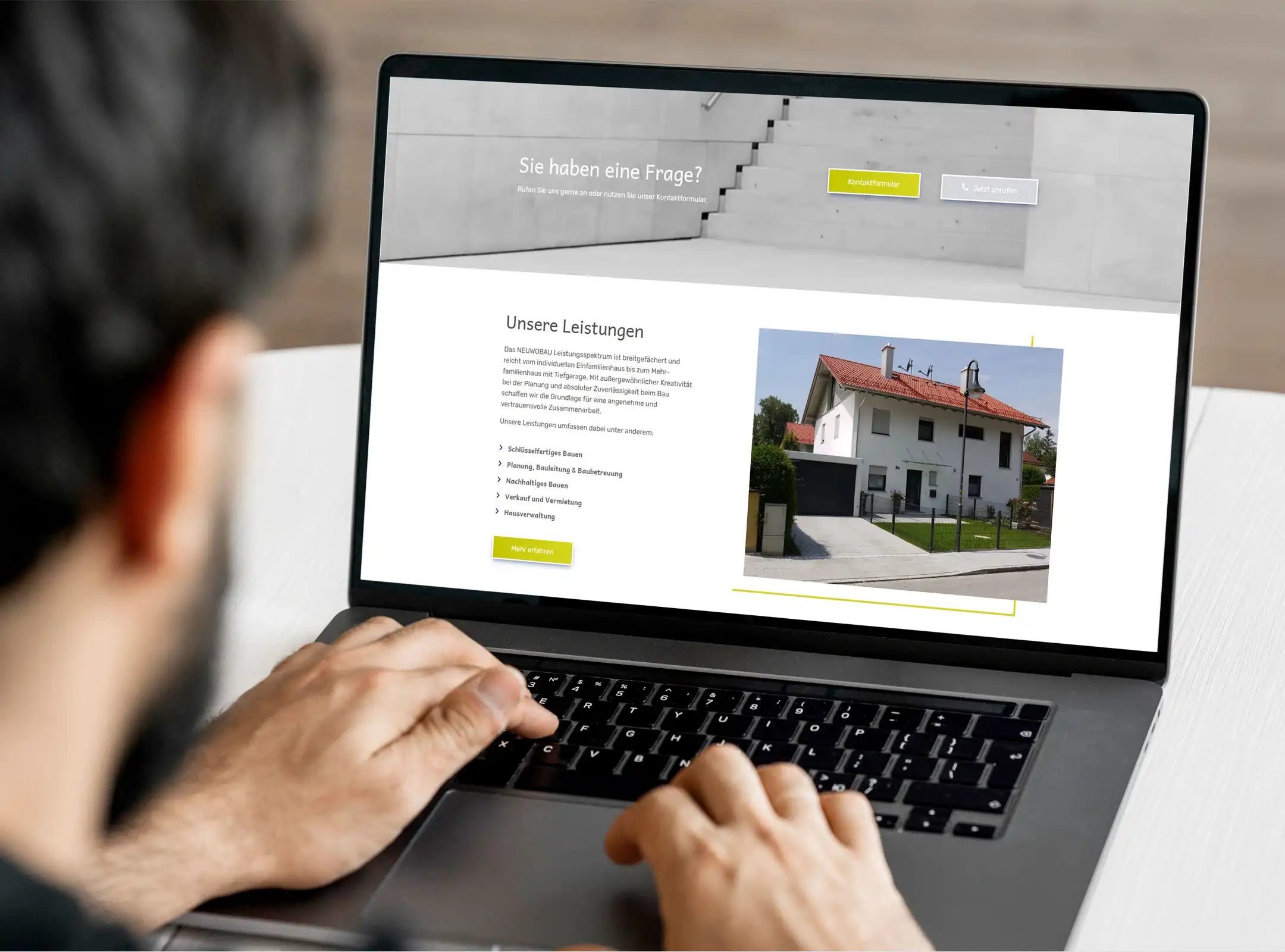 Website Neuwobau Mockup Mann mit Händen am Laptop